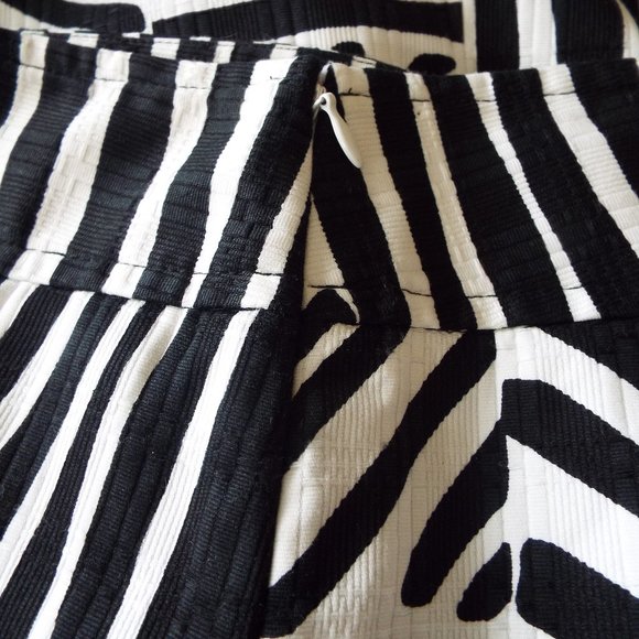 NWT Ann Taylor Black and White Safari Striped Pencil Skirt w/Black Hem Size 10 - Picture 3 of 5